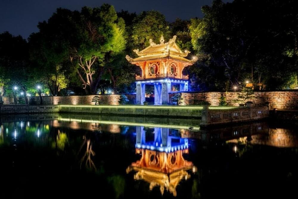 Nếu có điều kiện, hãy trải nghiệm tour đêm tại Văn Miếu - Quốc Tử Giám để khám phá những hoạt động văn hoá, nghệ thuật đặc sắc.